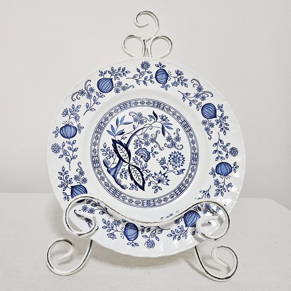 Vtg. Wedgewood Blue Heritage Dinner Plate England Hand‎ Engraving EUC White 10